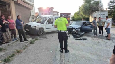 Eskişehir’deki bir çocuk parkı yakınında meydana gelen trafik kazası, hafif