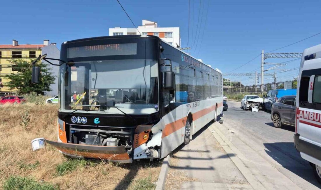Eskişehir’de bir cadde üzerinde meydana gelen zincirleme trafik kazasında, iki