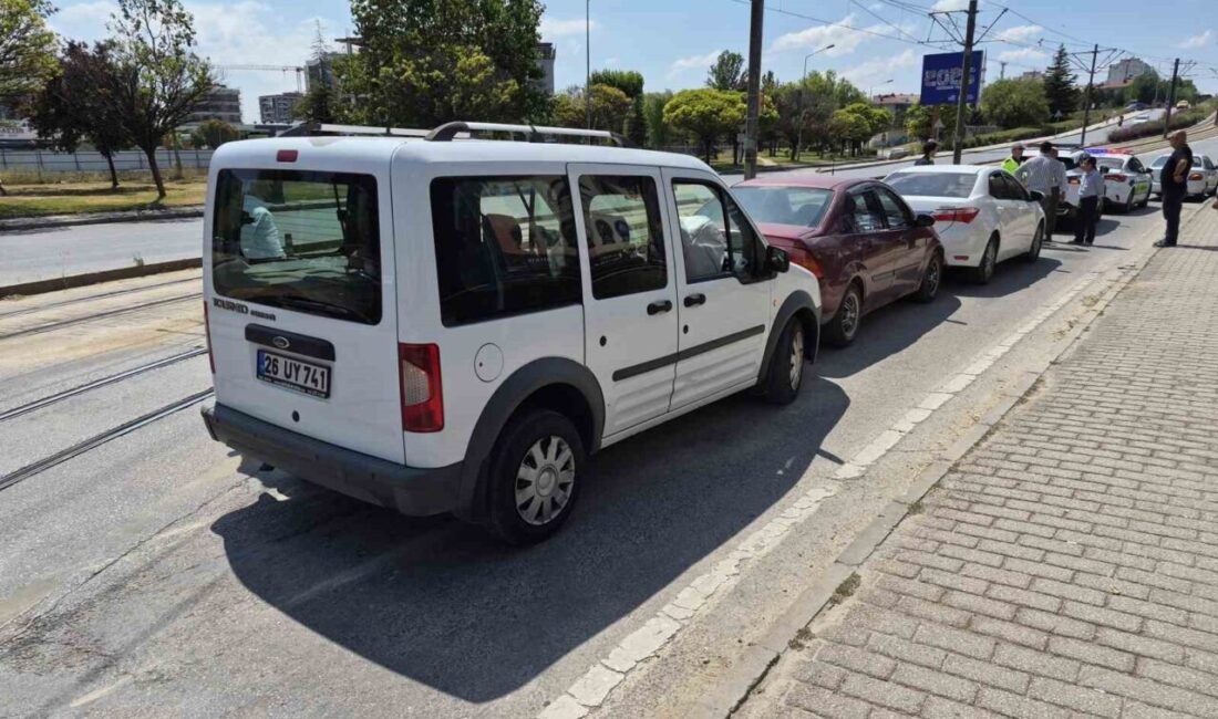 Eskişehir’de, Yenibağlar Mahallesi İsmet İnönü-2 Caddesi’nde meydana gelen zincirleme trafik