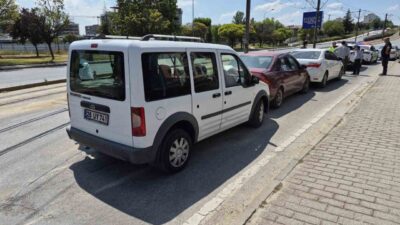 Eskişehir’de, Yenibağlar Mahallesi İsmet İnönü-2 Caddesi’nde meydana gelen zincirleme trafik