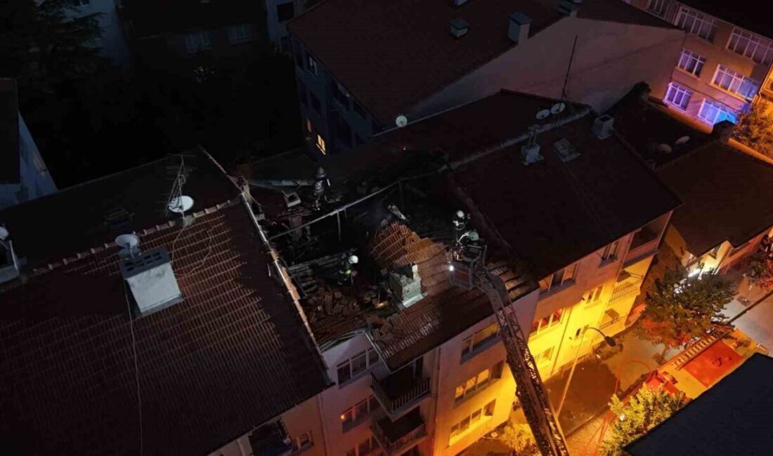 Eskişehir’de, İtfaiye ekipleri tarafından söndürülen 4 katlı binanın çatısındaki yangında