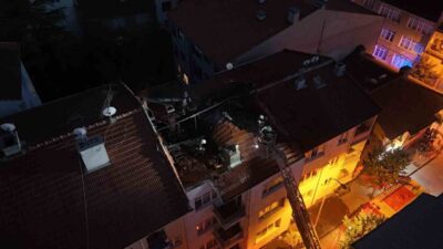Eskişehir’de, İtfaiye ekipleri tarafından söndürülen 4 katlı binanın çatısındaki yangında