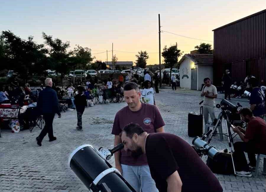 Eskişehir’in kırsal Taşlık Mahallesi’nde mahalle sakinlerine, gökyüzünü izleme şansı veren