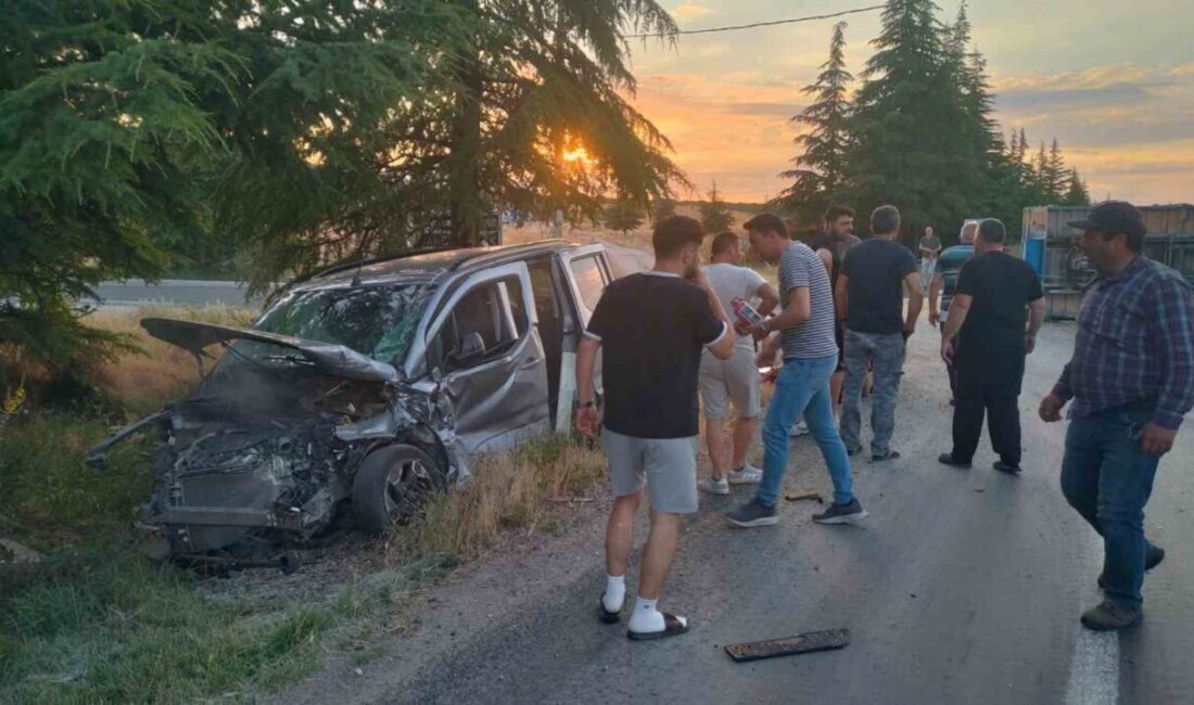 Eskişehir’de meydana gelen trafik kazasında hafif ticari araç ile traktör