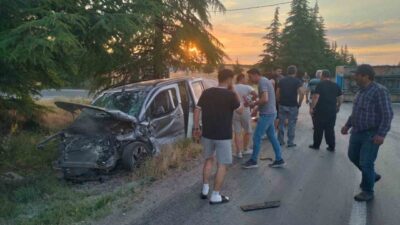 Eskişehir’de meydana gelen trafik kazasında hafif ticari araç ile traktör