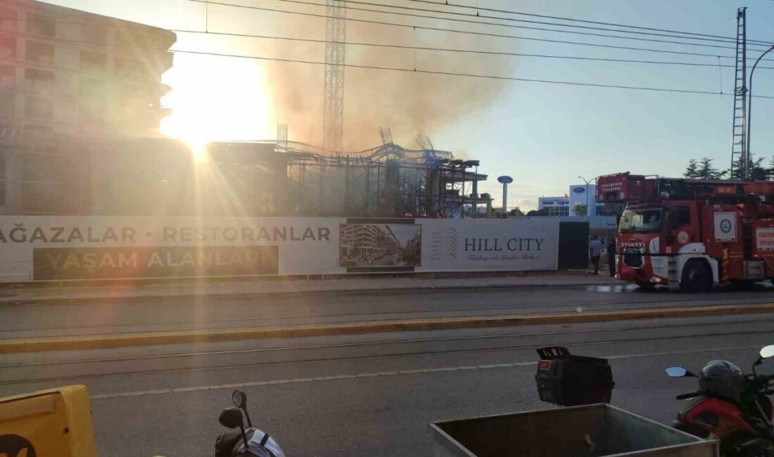 Eskişehir’deki bir inşaatta meydana gelen yangın, itfaiye ekiplerinin titiz çalışması