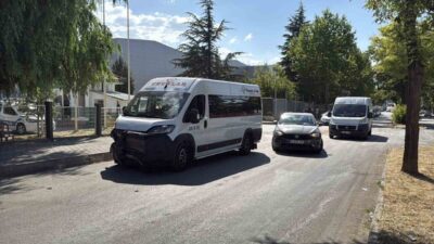 Eskişehir’de meydana gelen bir trafik kazasında, işçi servisi ile otomobilin