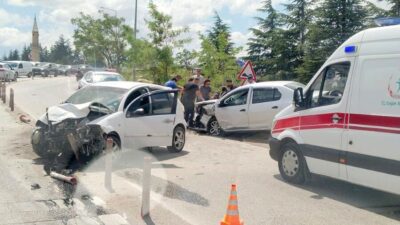 Eskişehir’de, kafa kafaya çarpışan iki otomobil kullanılamaz hale geldi. Tepebaşı