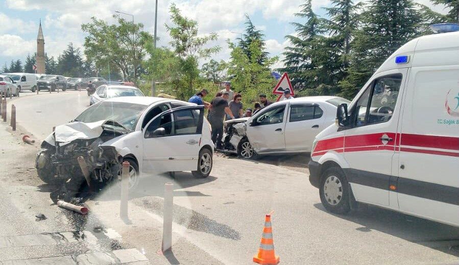 Eskişehir’de, kafa kafaya çarpışan iki otomobil kullanılamaz hale geldi. Tepebaşı