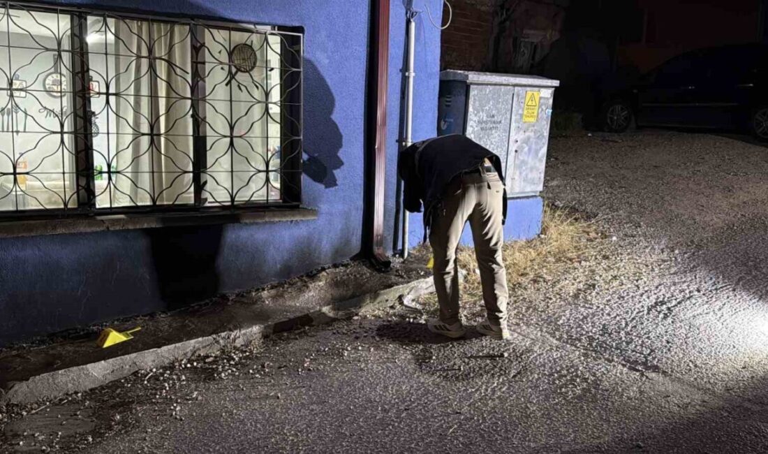 Eskişehir’de gece saatlerinde kar maskeli kimliği belirsiz bir şahıs, Odunpazarı