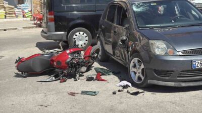 Eskişehir’de bir motosiklet sürücüsü, manevra yapan bir otomobile yan taraftan