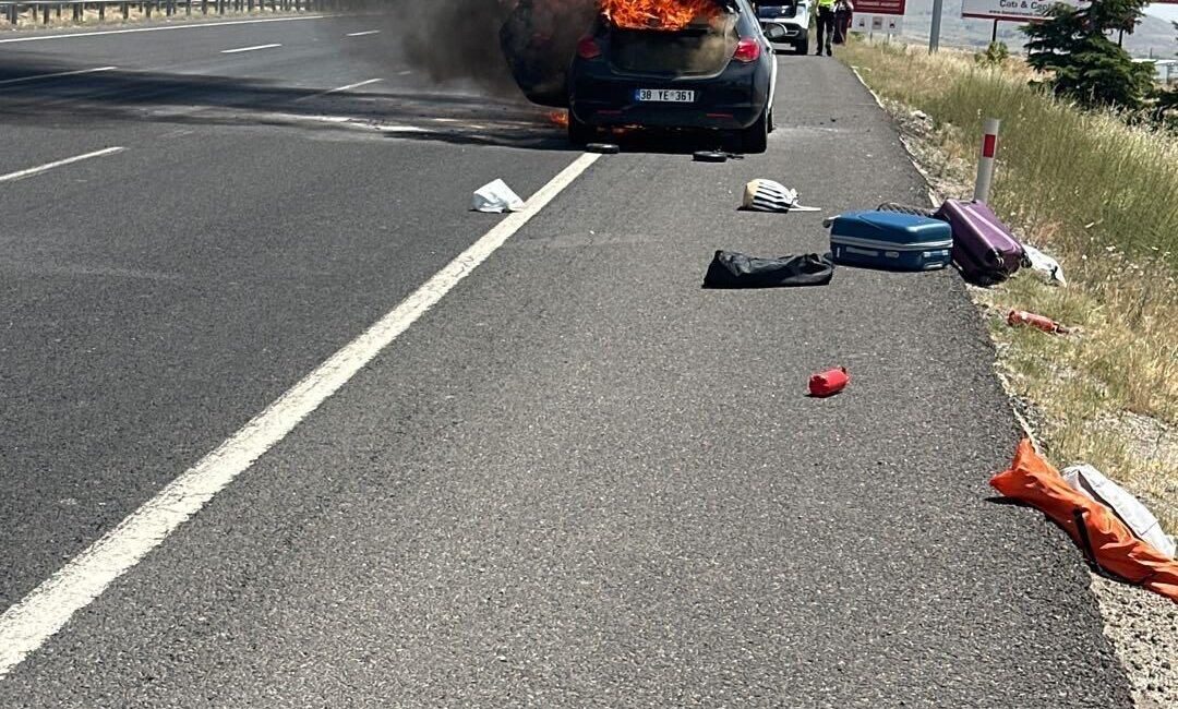 Eskişehir-Ankara karayolunda seyir halindeyken alev alan bir otomobilin sürücüsü, olası
