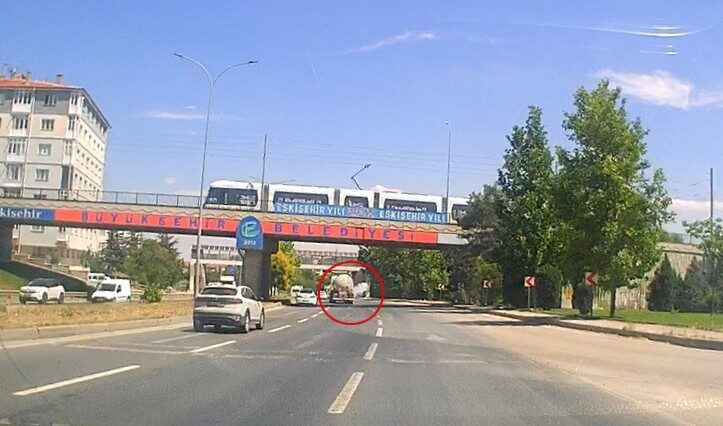 Eskişehir’de seyir halinde olan bir tankerin arka lastiği büyük bir