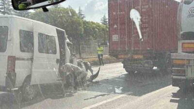Eskişehir, Ankara istikametinde meydana gelen bir kazada, bir minibüs arkadan
