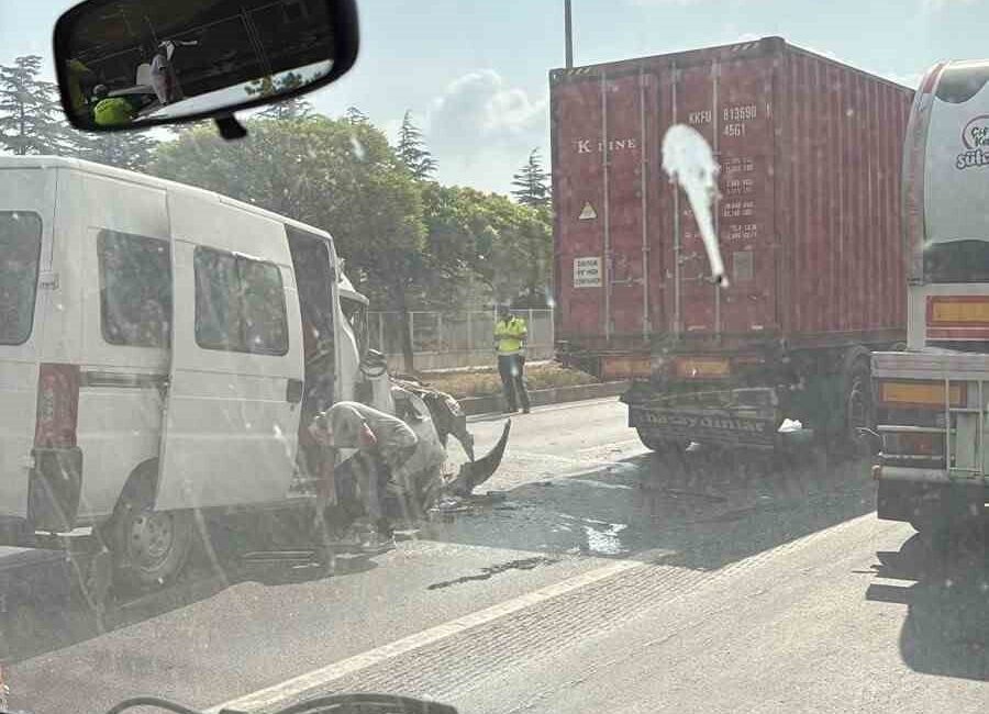 Eskişehir, Ankara istikametinde meydana gelen bir kazada, bir minibüs arkadan