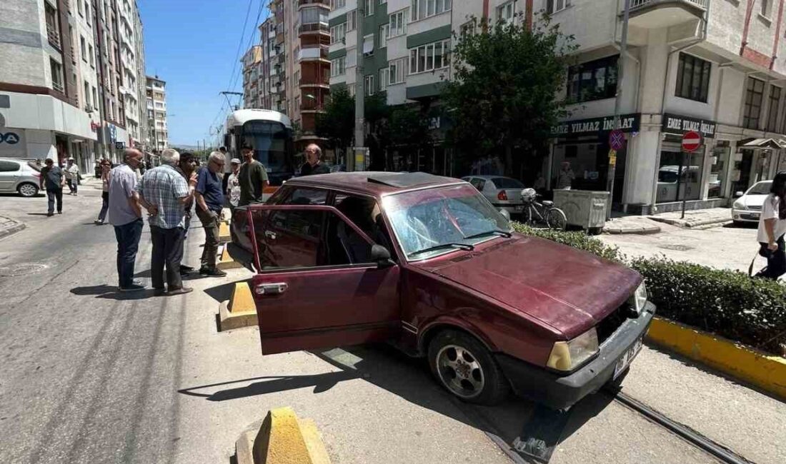 Eskişehir’de tramvay hattında yaşanan trafik kazası nedeniyle seferlerde aksama meydana