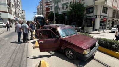 Eskişehir’de tramvay hattında yaşanan trafik kazası nedeniyle seferlerde aksama meydana