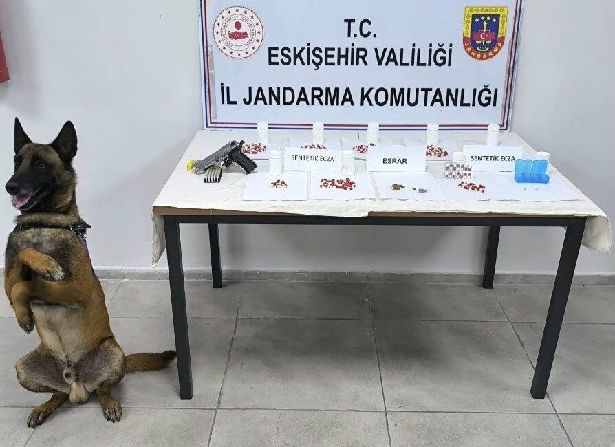 Eskişehir’de jandarma tarafından gerçekleştirilen uyuşturucu operasyonunda tutuklanan 2 şüpheliden biri
