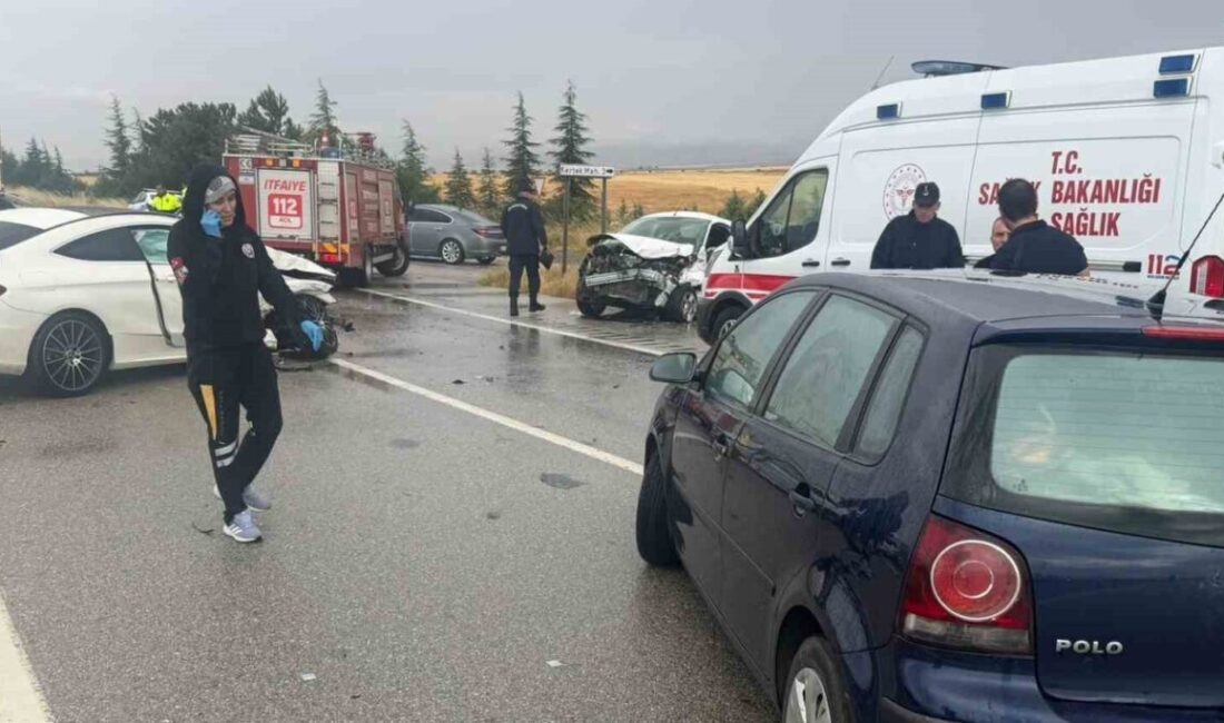ESKİŞEHİR’DE ZİNCİRLEME TRAFİK KAZASI: 2’Sİ AĞIR 6 YARALI Eskişehir’in Sivrihisar