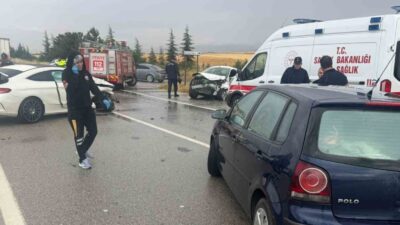 ESKİŞEHİR’DE ZİNCİRLEME TRAFİK KAZASI: 2’Sİ AĞIR 6 YARALI Eskişehir’in Sivrihisar