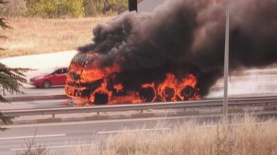 Eskişehir’de seyir halindeyken aniden alev alan bir kamyonda çıkan yangın,