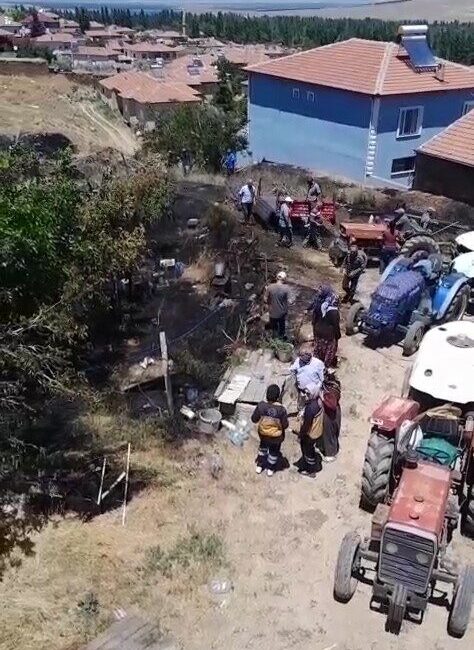 Niğde merkeze bağlı Hacıbeyli köyünde bir evin avlusunda çıkan yangın,