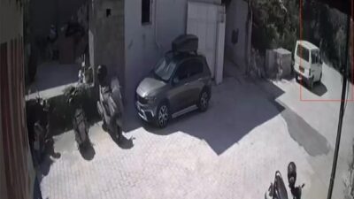 Antakya ilçesinde bir evin avlusunda bulunan 16 yaşındaki bir ağaç,