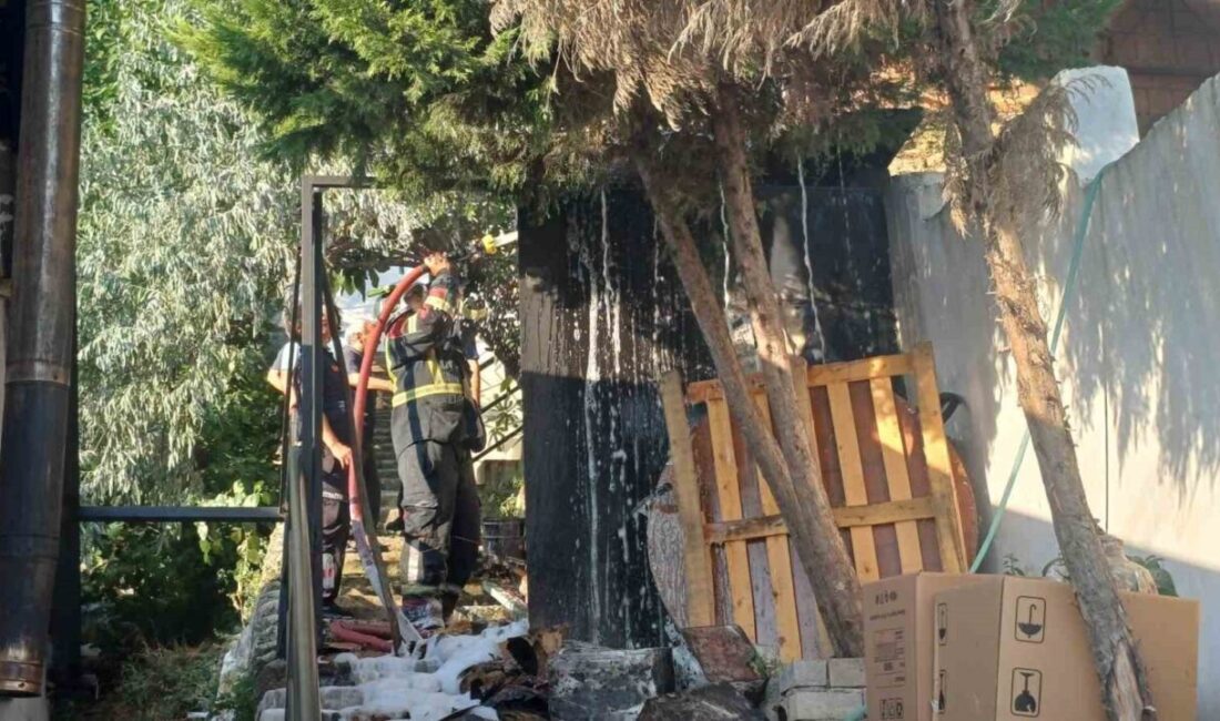 Efeler ilçesinde bir evin hurdalık olarak kullanılan kısmında çıkan yangın,