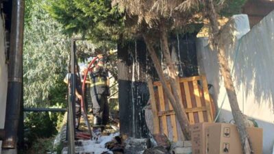 Efeler ilçesinde bir evin hurdalık olarak kullanılan kısmında çıkan yangın,