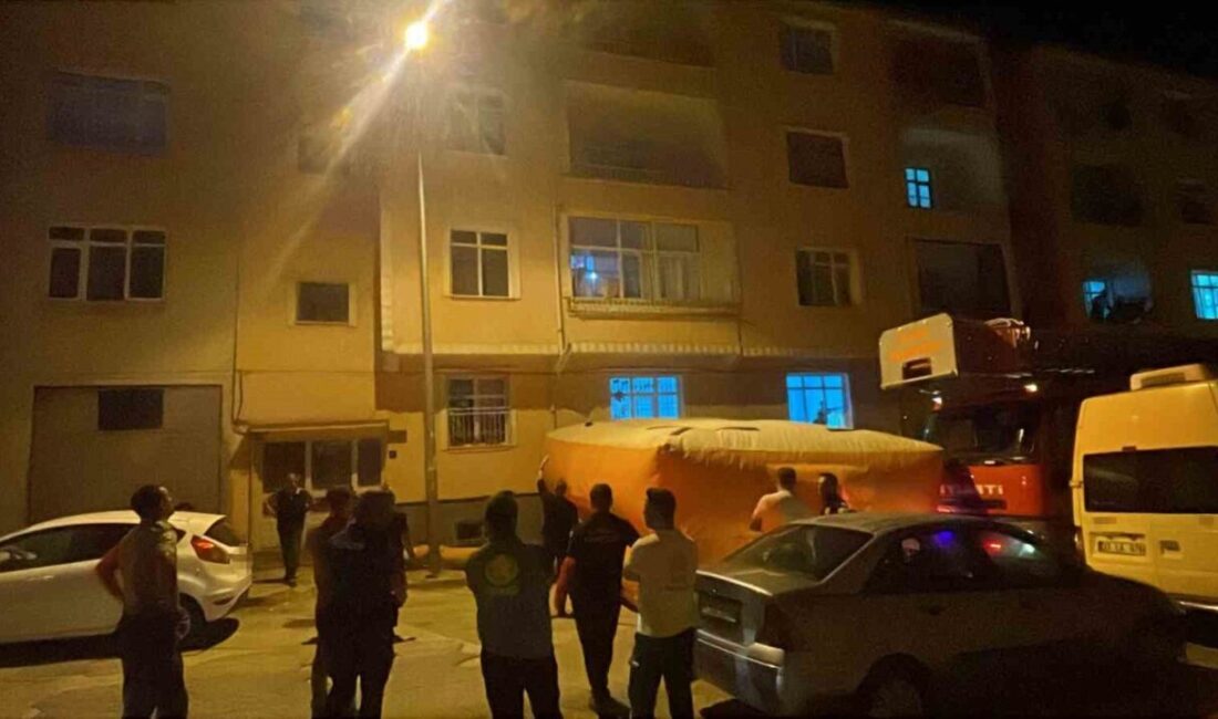 Elazığ’da bir birey, evinin balkonundan atlamaya çalışırken polis ekipleri tarafından