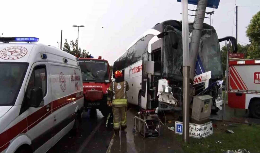 Eyüpsultan ilçesinde Feshane mevkiinde meydana gelen trafik kazasında yolcu otobüsü