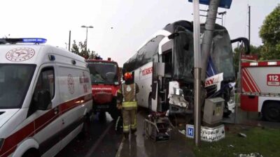 Eyüpsultan ilçesinde Feshane mevkiinde meydana gelen trafik kazasında yolcu otobüsü
