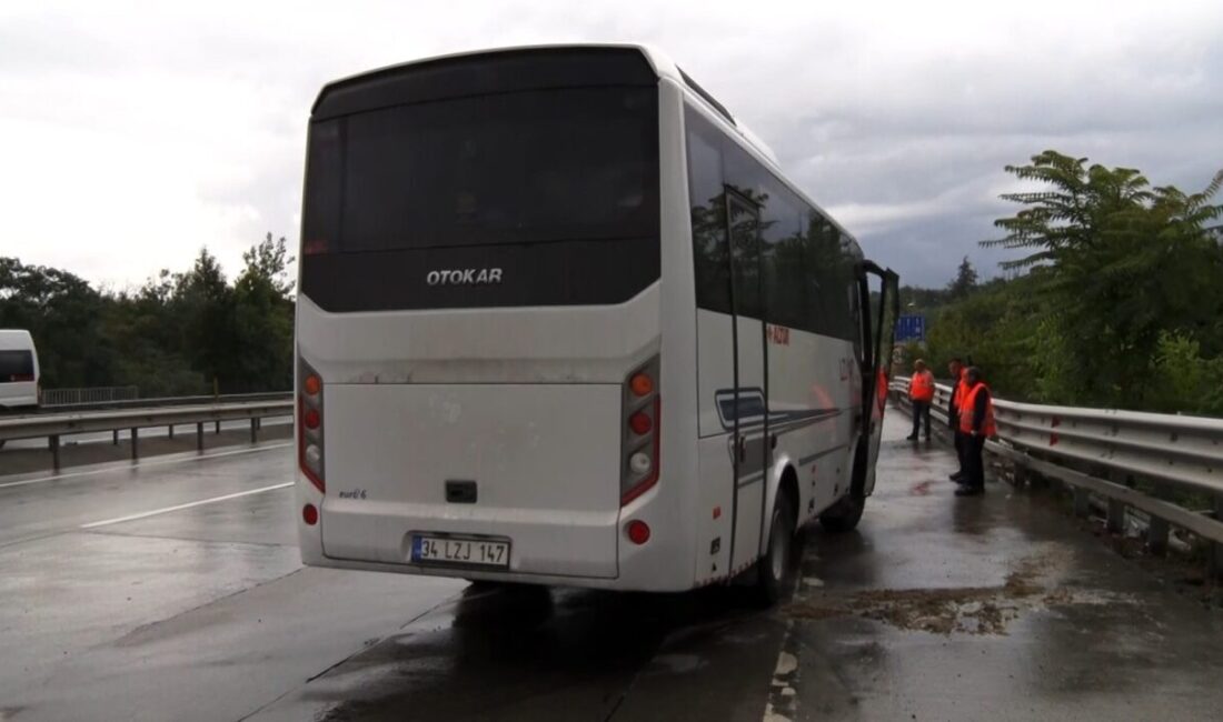 Eyüpsultan Hasdal-Kemerburgaz yolunda bir havalimanı servis aracı kontrolden çıkarak bariyerlere