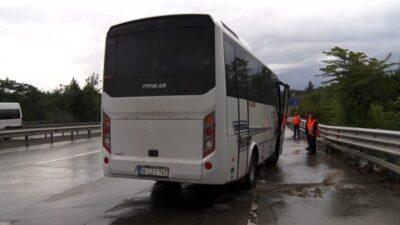 Eyüpsultan Hasdal-Kemerburgaz yolunda bir havalimanı servis aracı kontrolden çıkarak bariyerlere