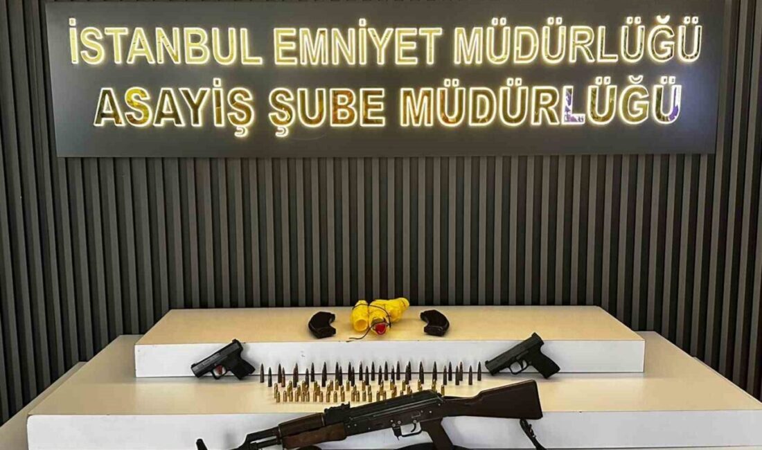 İstanbul’un Eyüpsultan ilçesinde polis ekipleri tarafından durdurulan bir motosiklette AK-47