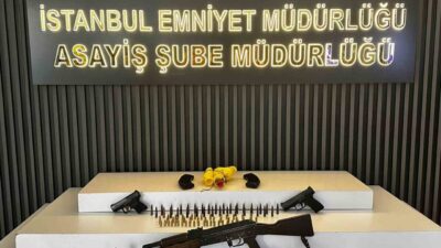İstanbul’un Eyüpsultan ilçesinde polis ekipleri tarafından durdurulan bir motosiklette AK-47