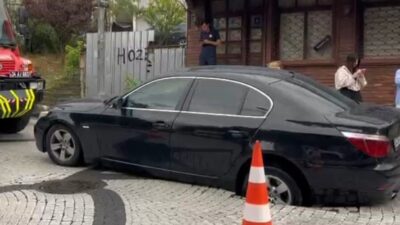 İstanbul’un Eyüpsultan ilçesinde seyir halindeki bir araç, yoldaki çökme nedeniyle