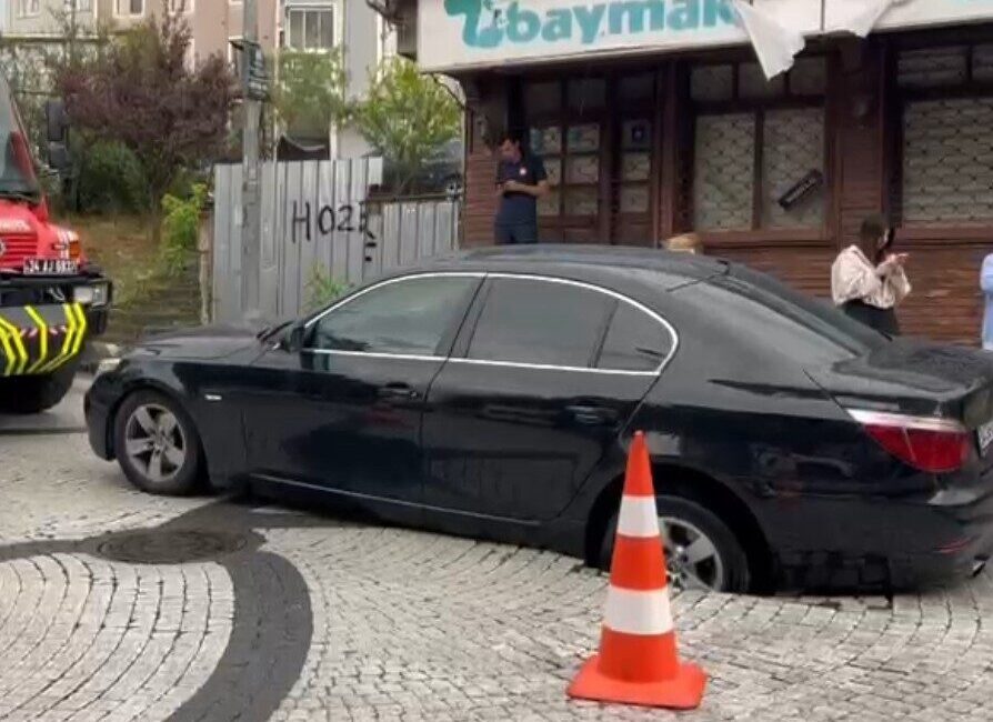 İstanbul’un Eyüpsultan ilçesinde seyir halindeki bir araç, yoldaki çökme nedeniyle