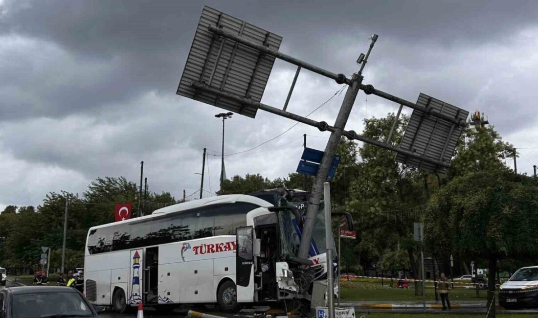 İstanbul Eyüpsultan ilçesinde bir yolcu otobüsünün sürücüsü direksiyon kontrolünü yitirerek