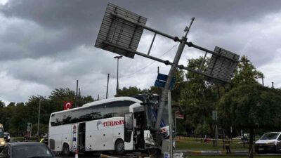 İstanbul Eyüpsultan ilçesinde bir yolcu otobüsünün sürücüsü direksiyon kontrolünü yitirerek