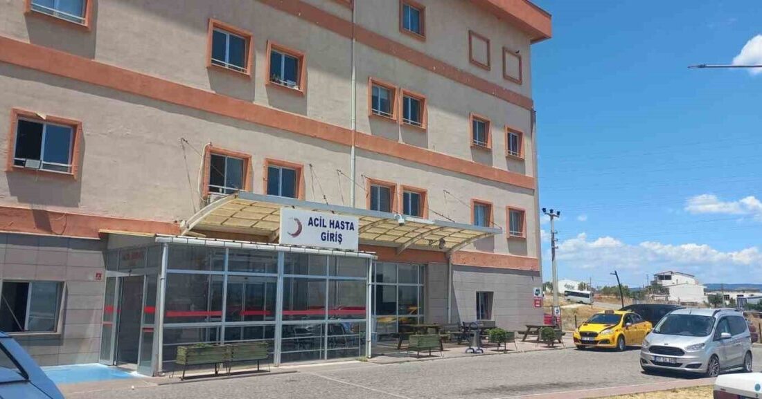 Ezine ilçesinde bulunan bir hastanenin tuvaletinde poşet içinde bir erkek