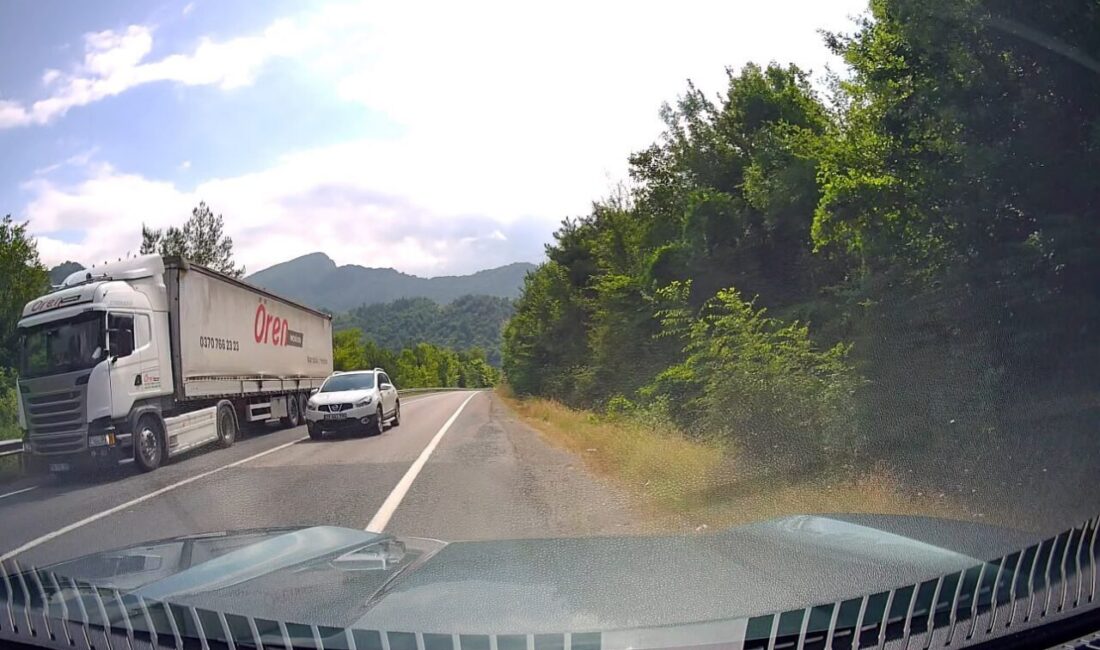Yenice ilçesinde hatalı sollama yaparak karşı yönden gelen aracı tehlikeye