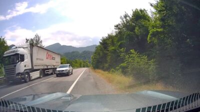 Yenice ilçesinde hatalı sollama yaparak karşı yönden gelen aracı tehlikeye