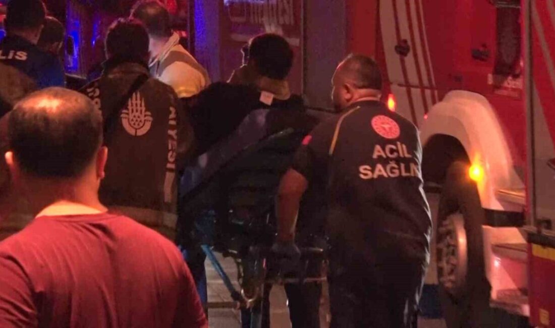 Fatih ilçesinde bulunan 4 katlı bir binada çıkan yangına müdahale