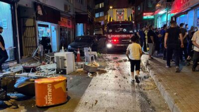 İstanbul’un Fatih ilçesinde, 4 katlı bir binanın çatısındaki beton parçaları