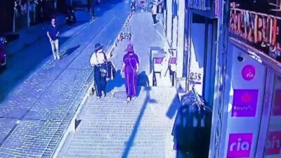 Fatih ilçesinde iki kadın turistin cüzdanını çalarak yakalanan ve henüz