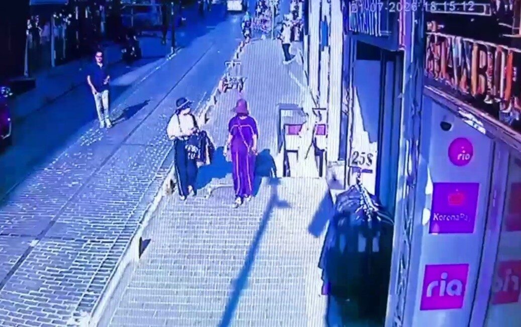 Fatih ilçesinde iki kadın turistin cüzdanını çalarak yakalanan ve henüz