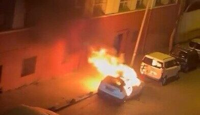 Gece saatlerinde İstanbul’un Fatih ilçesinde, park halindeki bir otomobile tiner