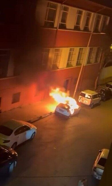 Gece saatlerinde İstanbul’un Fatih ilçesinde, park halindeki bir otomobile tiner