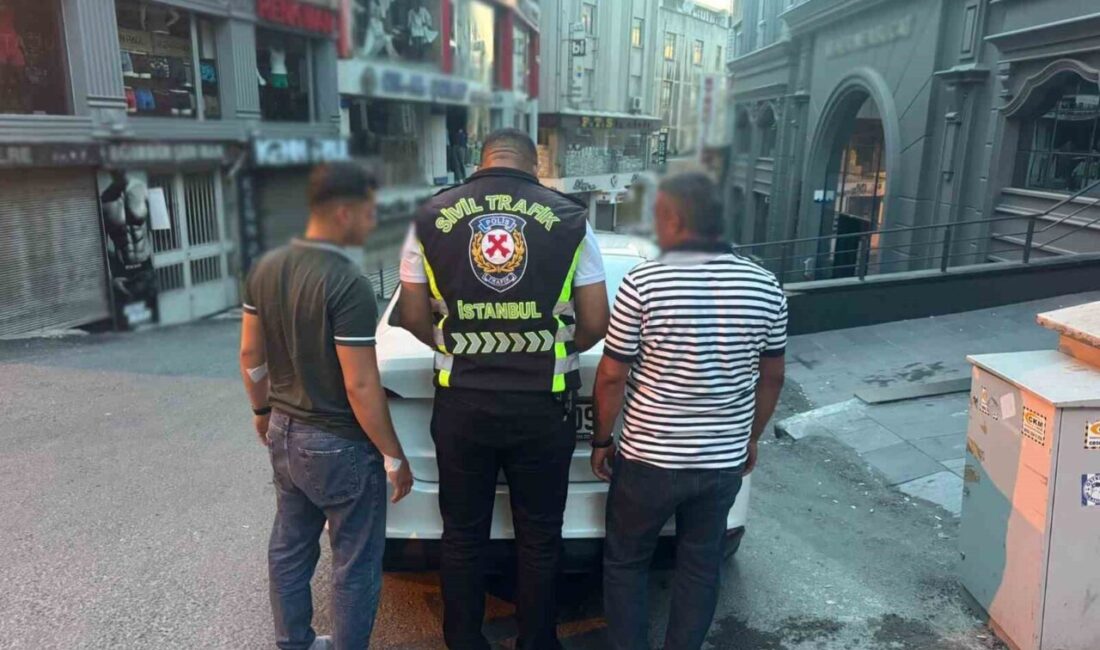 Fatih’te meydana gelen trafik kavgasında, bir taksiyi tekmeleyip camlarını kıran